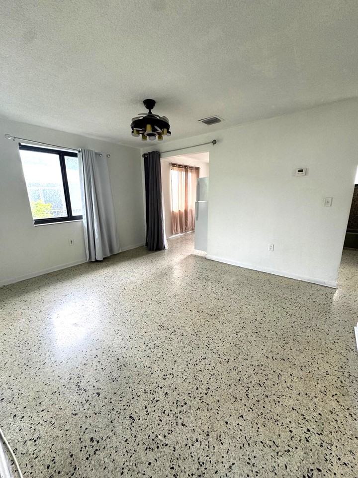430 Nw 9th Ave #3 - Photo 4 of 19