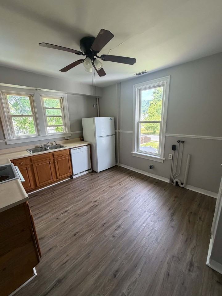 623 5th Ave - Photo 5 of 11