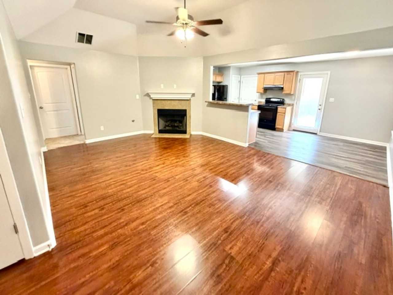 1039 Crayton Ridge Dr - Photo 2 of 9