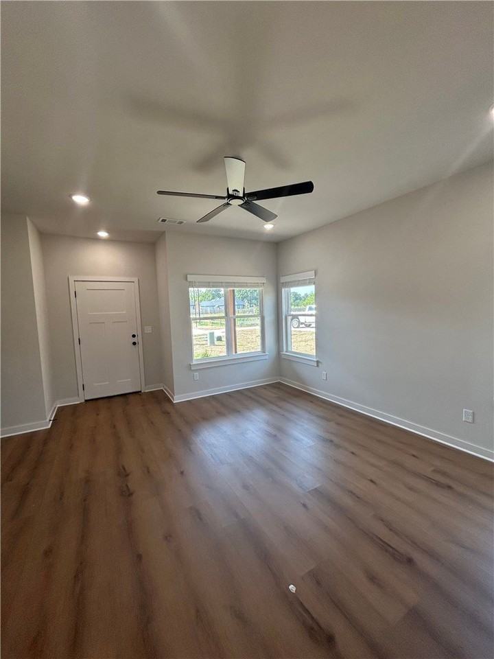 623 Cosmos Street - Photo 5 of 17