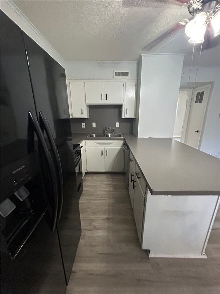 969 W Holly St #3 - Photo 3 of 10