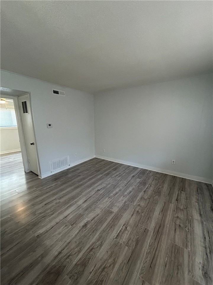 969 W Holly St #3 - Photo 5 of 10
