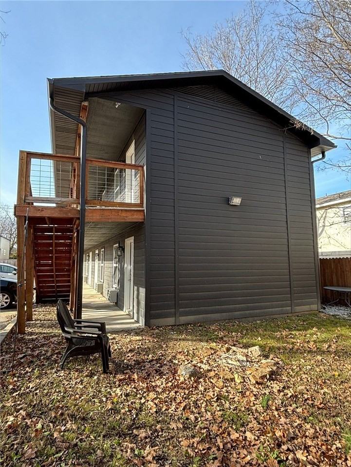 942 W Holly St #10 - Photo 2 of 6