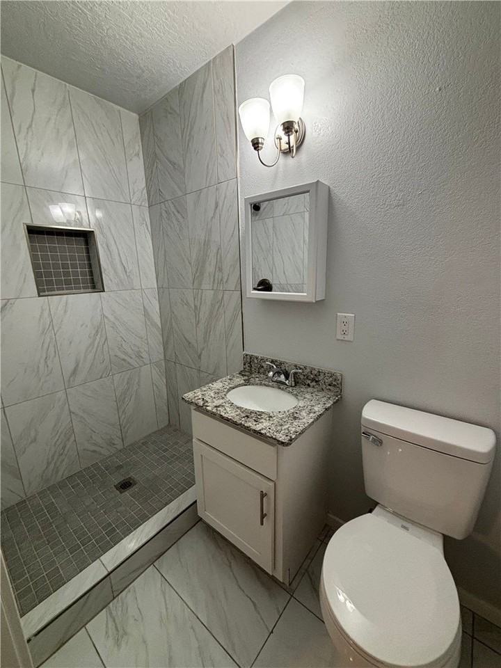 942 W Holly St #10 - Photo 3 of 6