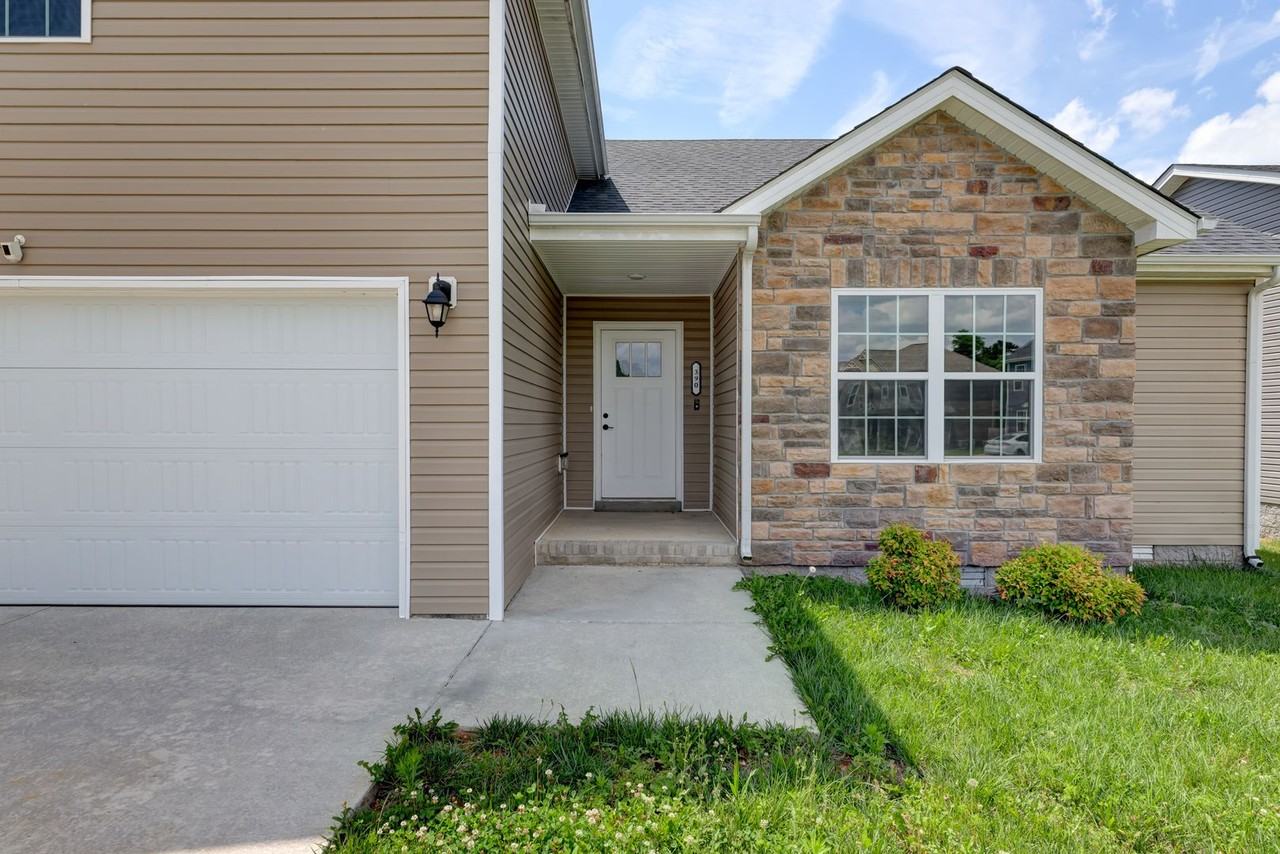 390 Pinkston Ct - Photo 4 of 50