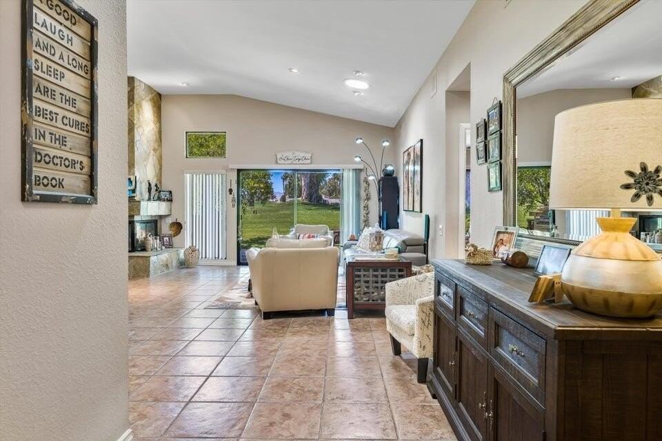 20 Mission Ct - Photo 5 of 24