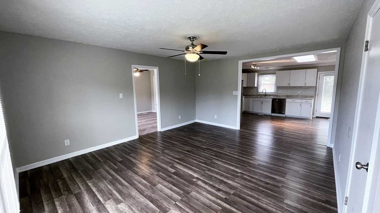 1095 Strathdon Ave - Photo 4 of 23