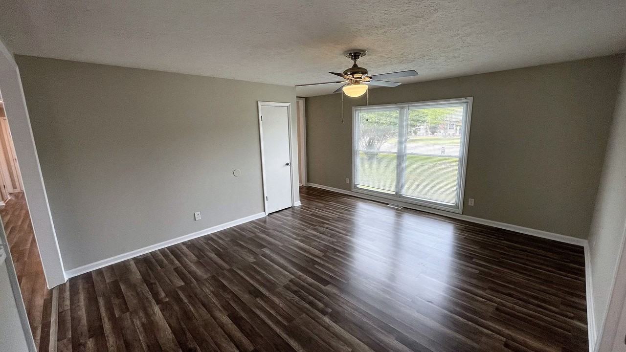 1095 Strathdon Ave - Photo 5 of 23