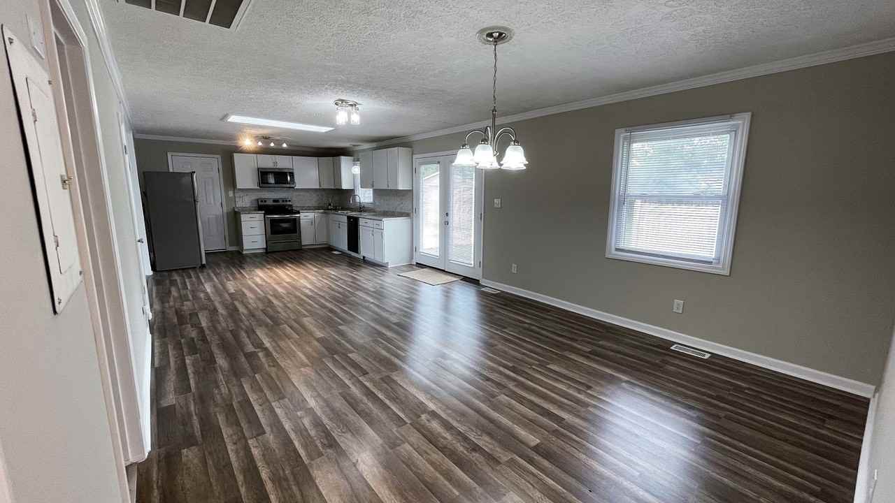 1095 Strathdon Ave - Photo 6 of 23