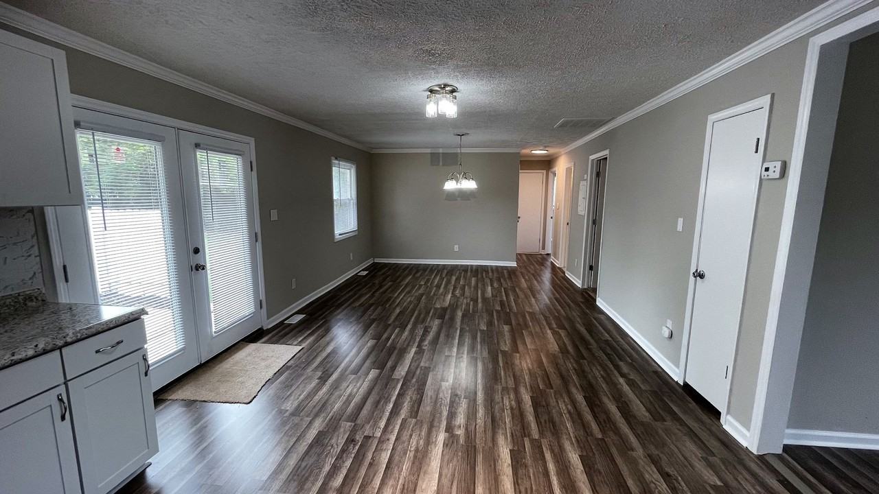 1095 Strathdon Ave - Photo 7 of 23