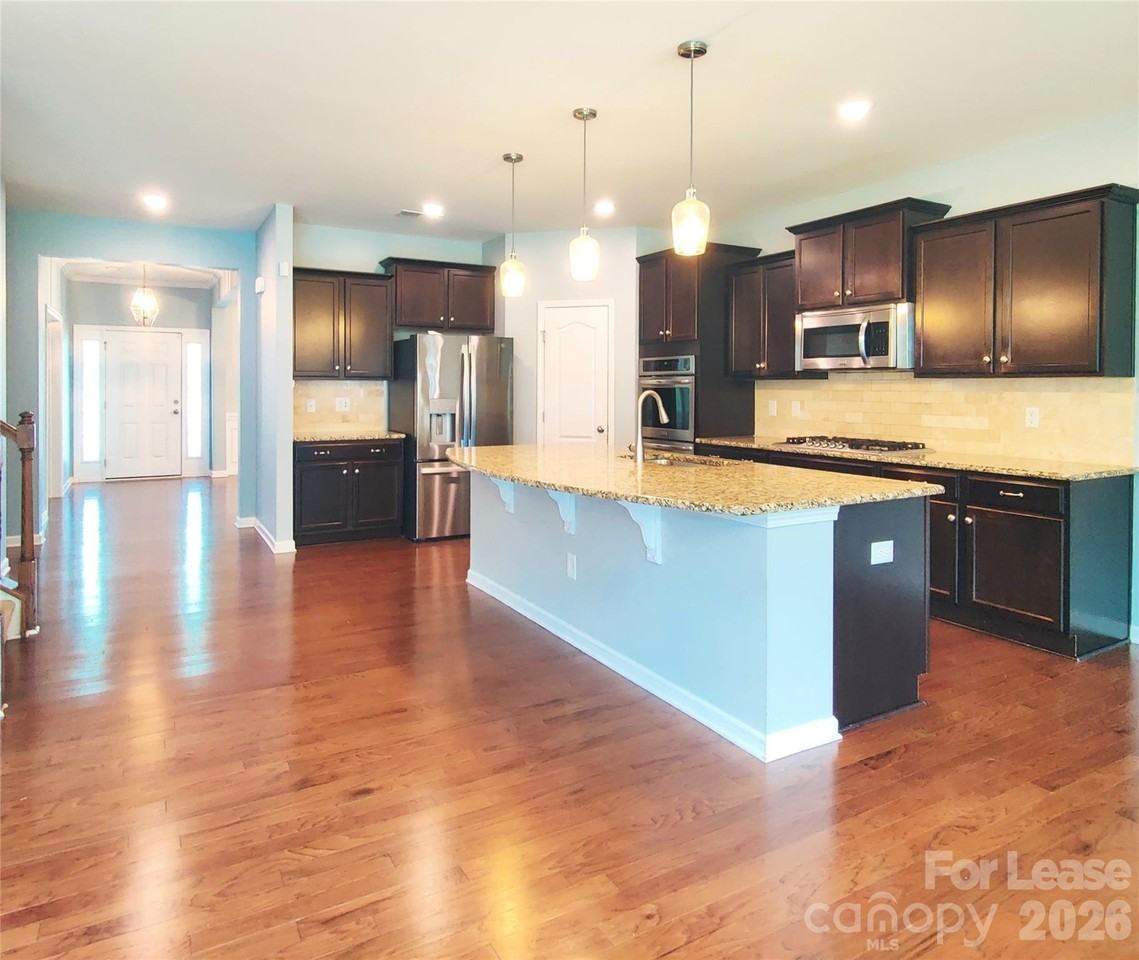 1044 Shiloh Bend Trl - Photo 3 of 34