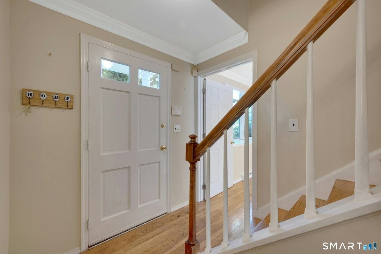 52 London Ln - Photo 4 of 31