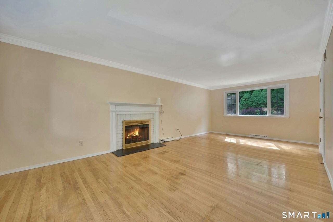 52 London Ln - Photo 5 of 31