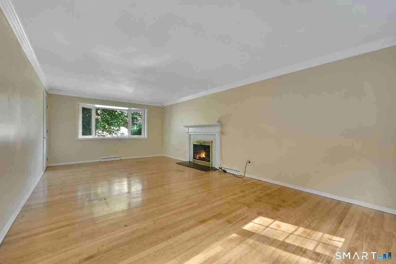 52 London Ln - Photo 6 of 31