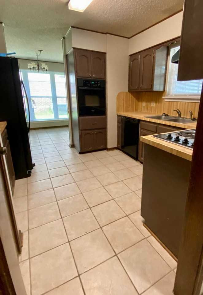 1331 Knollhaven Dr - Photo 4 of 9