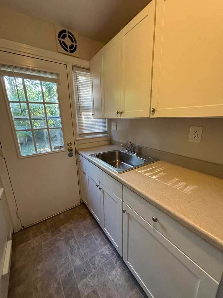 2856 Fairhaven Ave - Photo 7 of 17