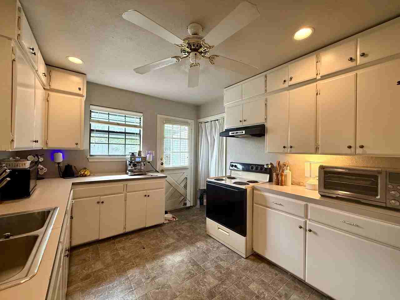 1609 W 11th St - Photo 5 of 47