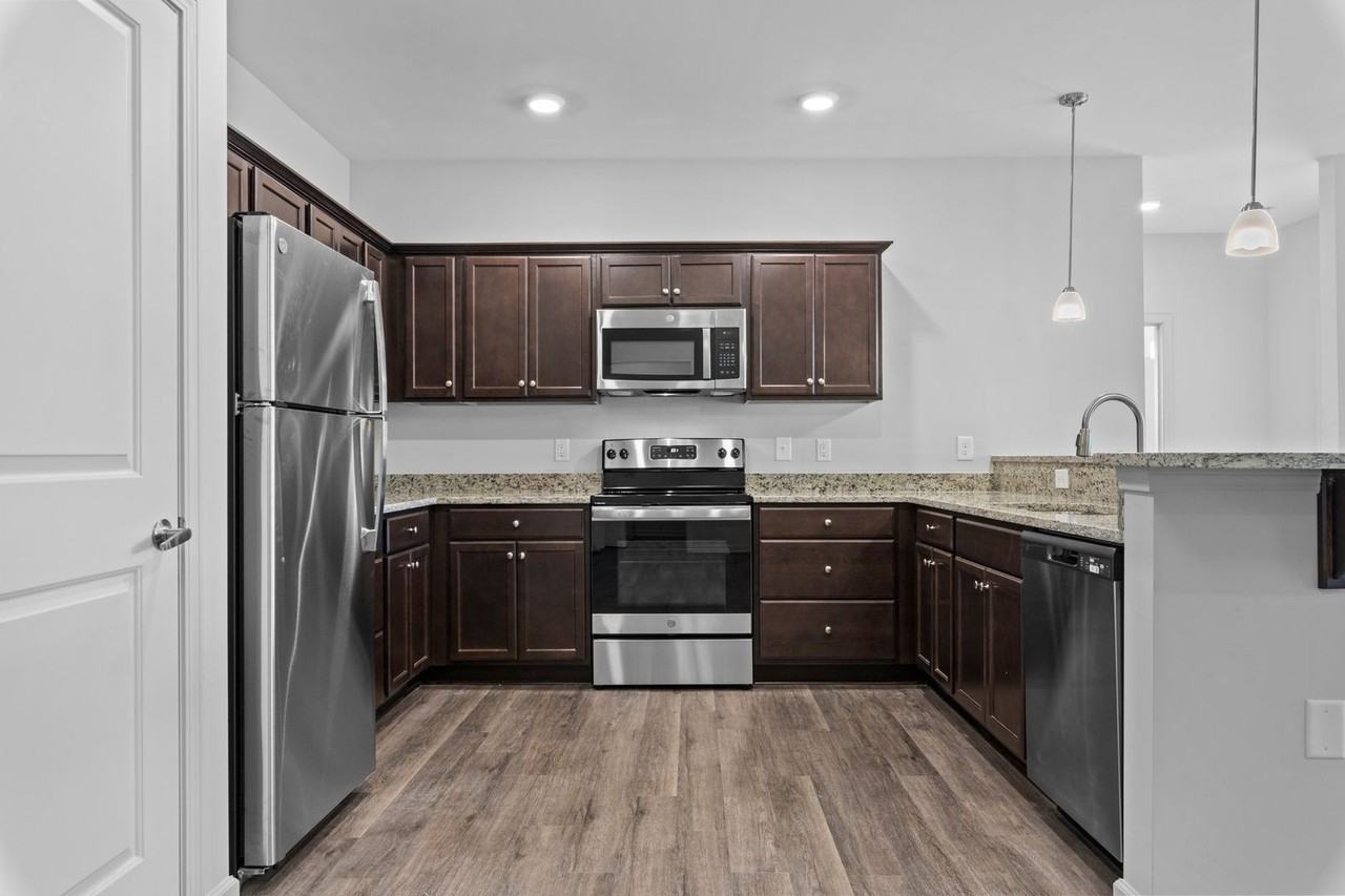 250 Grove Cir - Photo 6 of 21