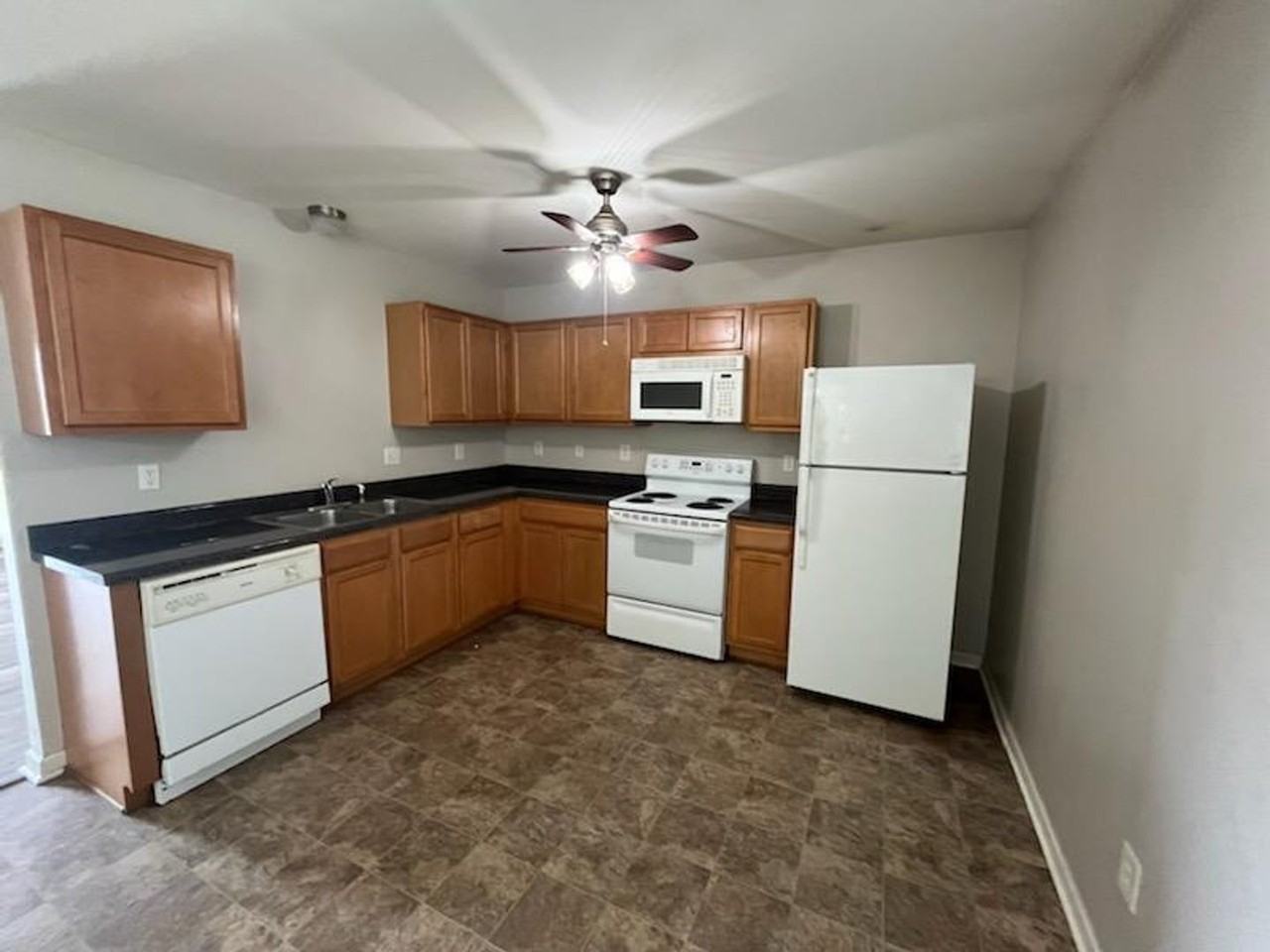 102 Prancer Cir - Photo 3 of 6
