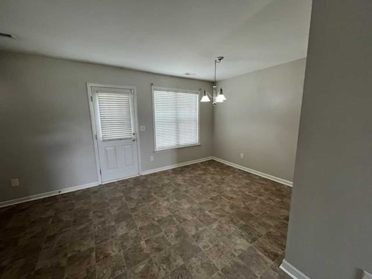 102 Prancer Cir - Photo 4 of 6