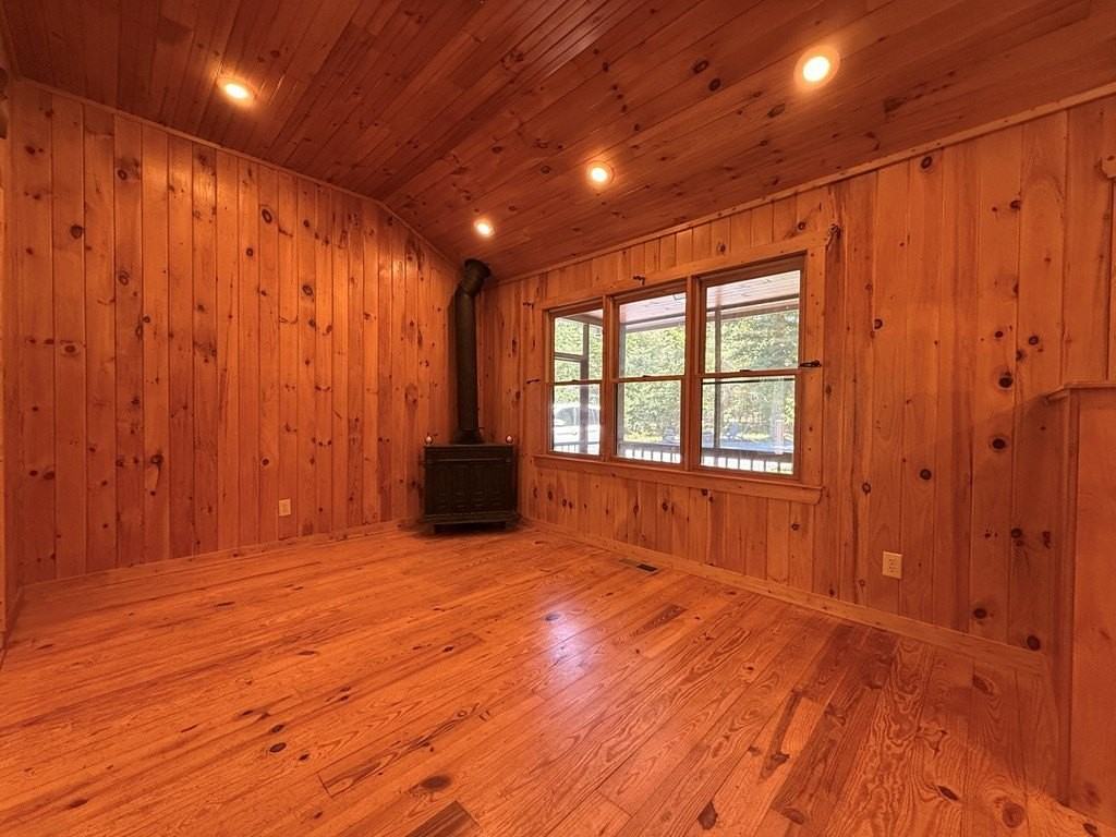 303 Pine Ln - Photo 4 of 18