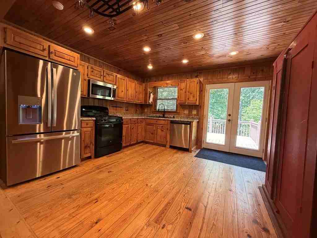 303 Pine Ln - Photo 5 of 18