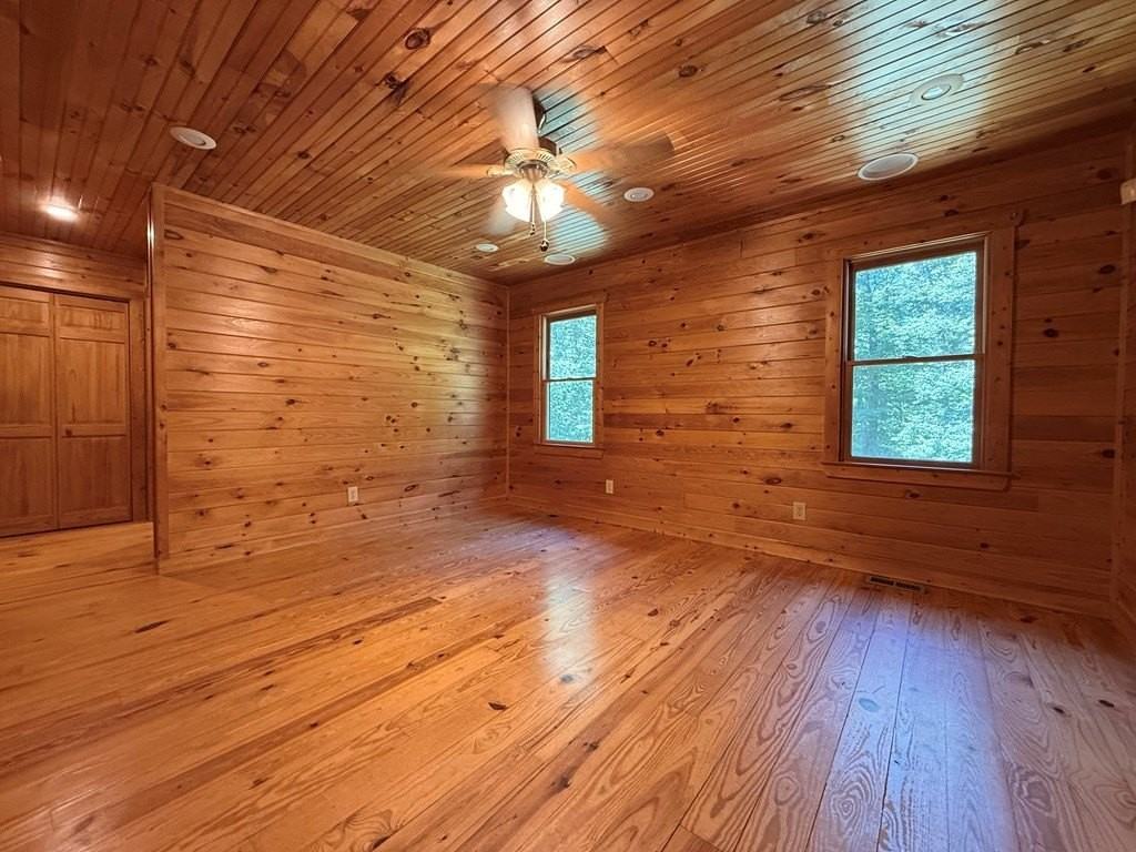 303 Pine Ln - Photo 6 of 18