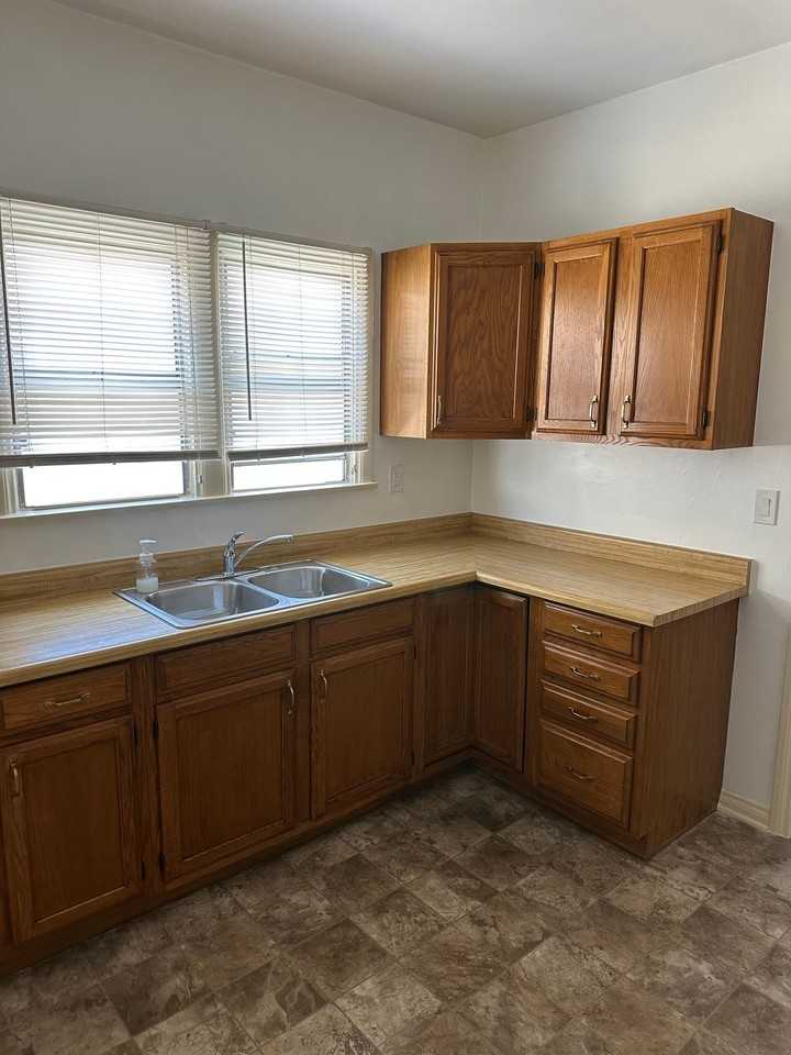 1166 N Raymond Ave - Photo 5 of 8