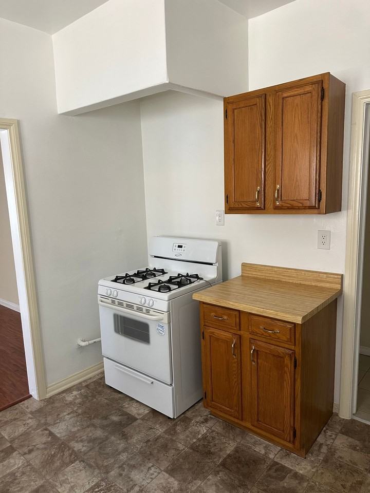 1166 N Raymond Ave - Photo 6 of 8