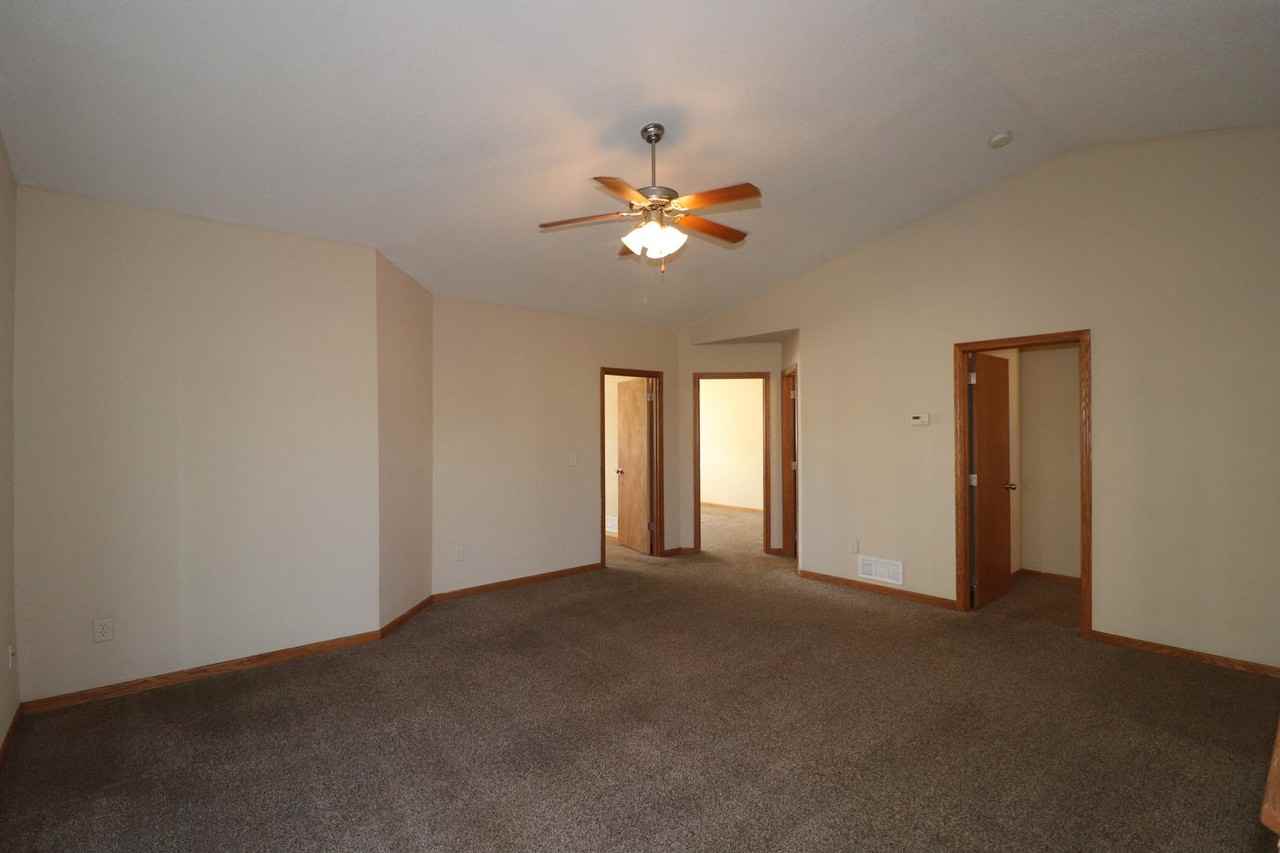 1607 Clover Dr - Photo 3 of 21
