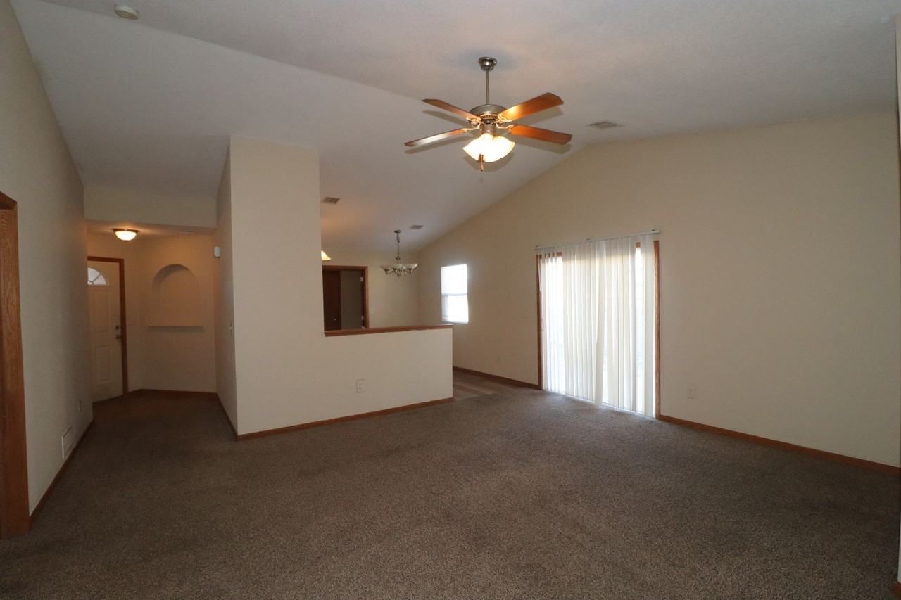 1607 Clover Dr - Photo 6 of 21