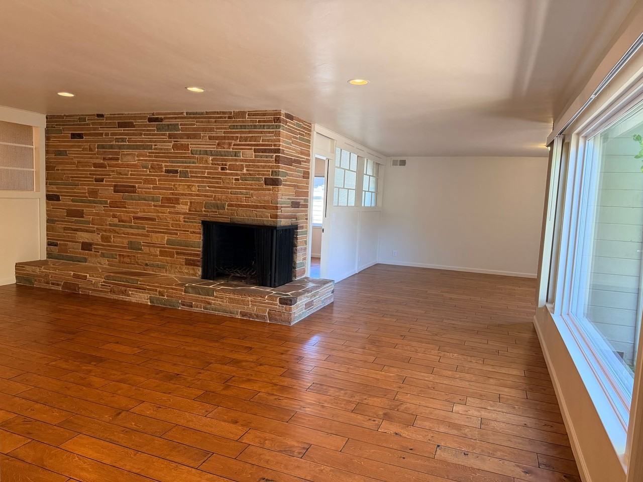 960 Forest Ave - Photo 2 of 50