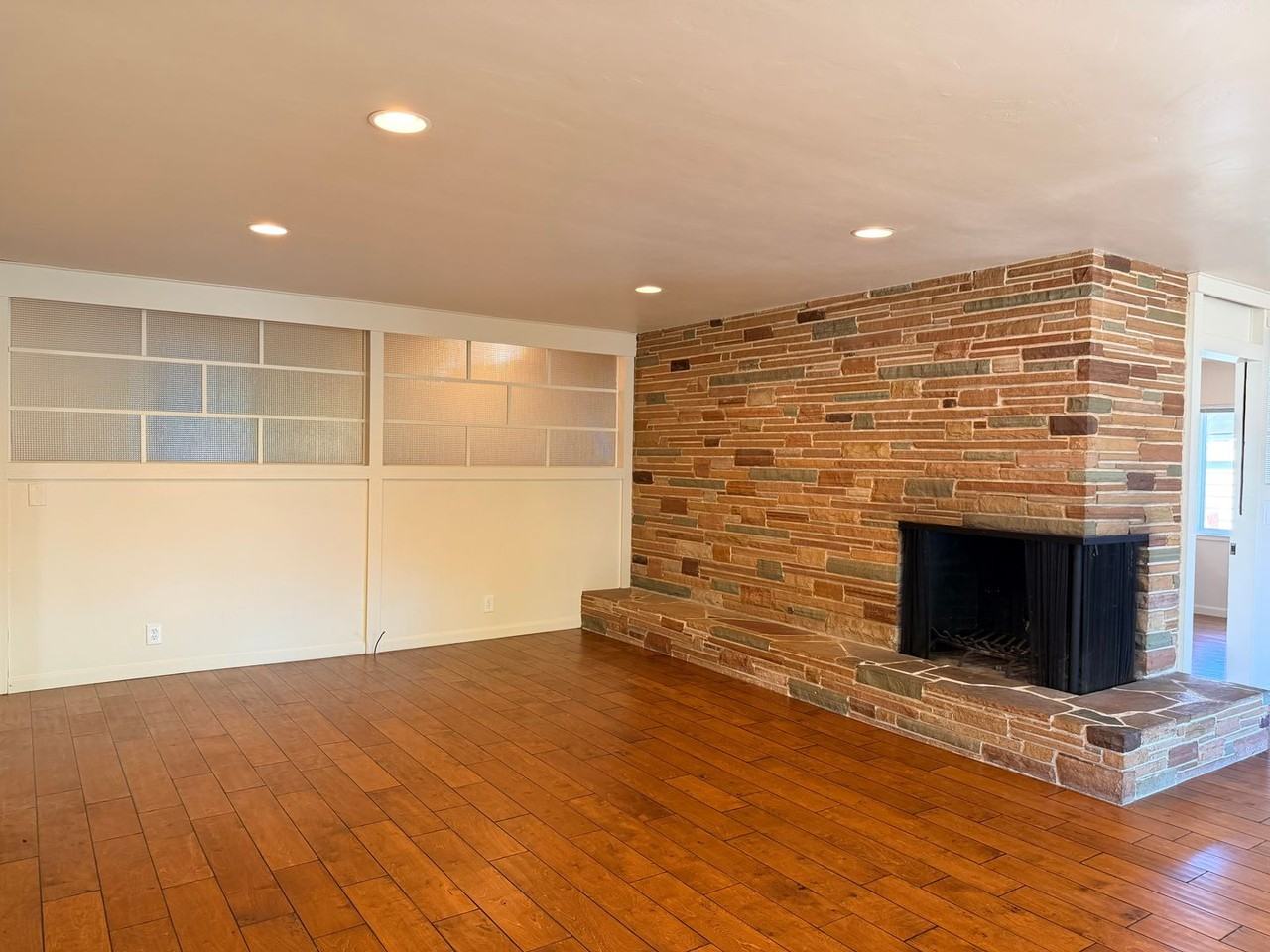 960 Forest Ave - Photo 3 of 50