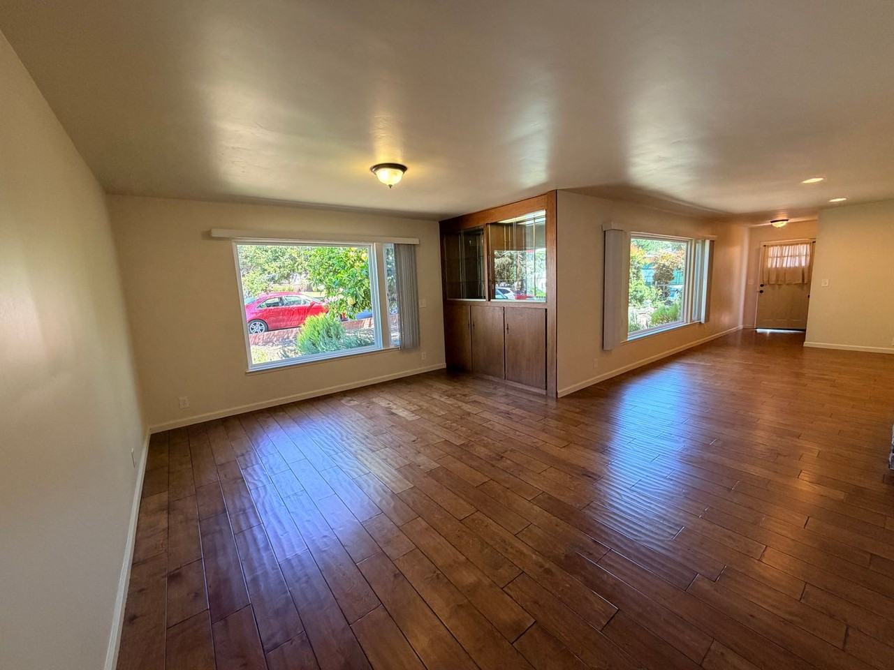 960 Forest Ave - Photo 5 of 50