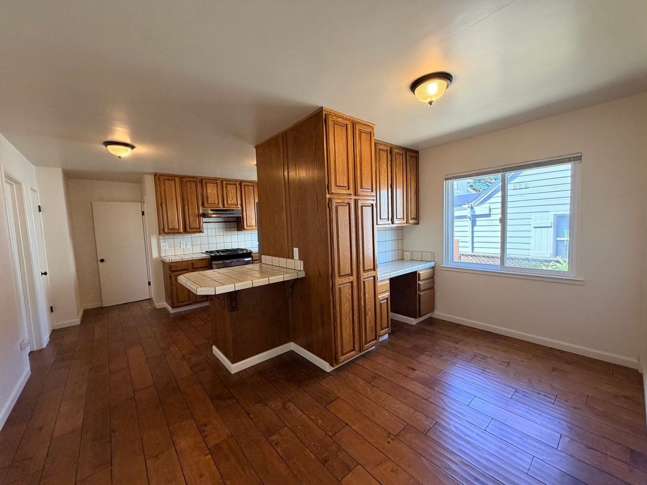 960 Forest Ave - Photo 7 of 50