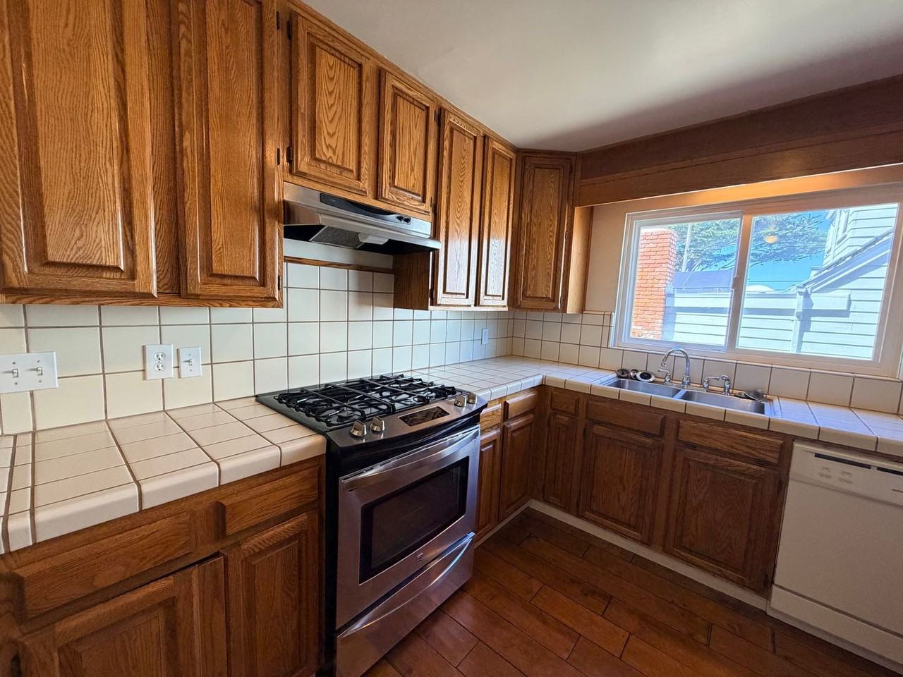 960 Forest Ave - Photo 3 of 50