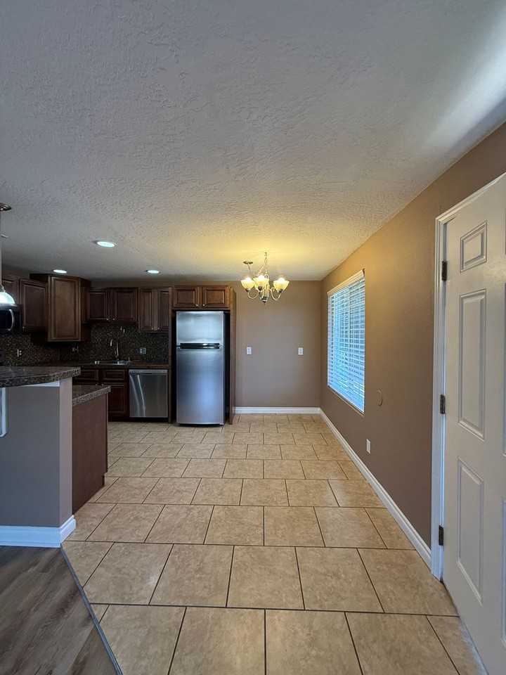 526 S 40th Ave - Photo 6 of 21