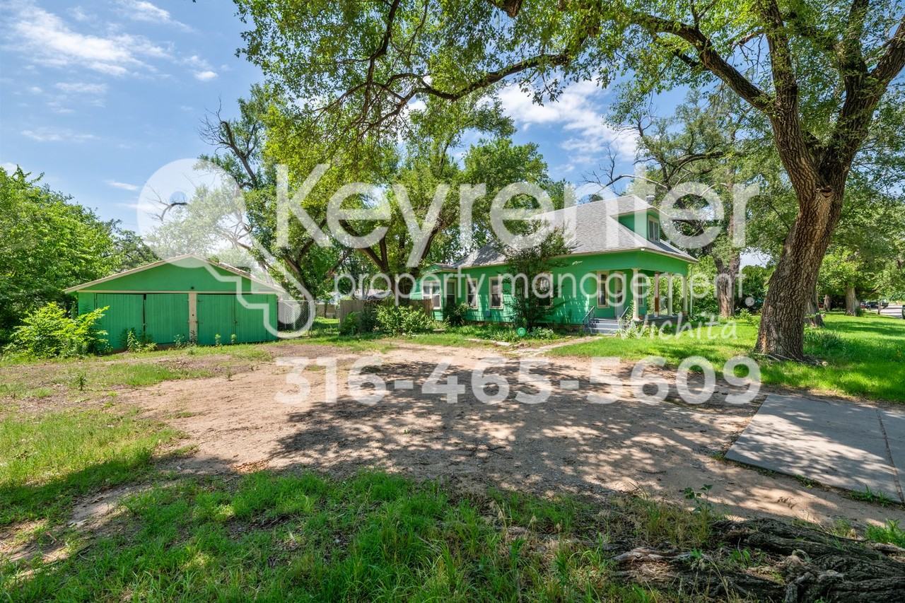 325 N Tracy St - Photo 2 of 24