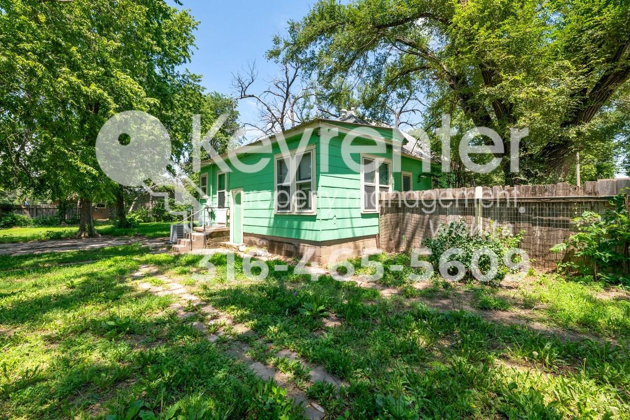 325 N Tracy St - Photo 3 of 24