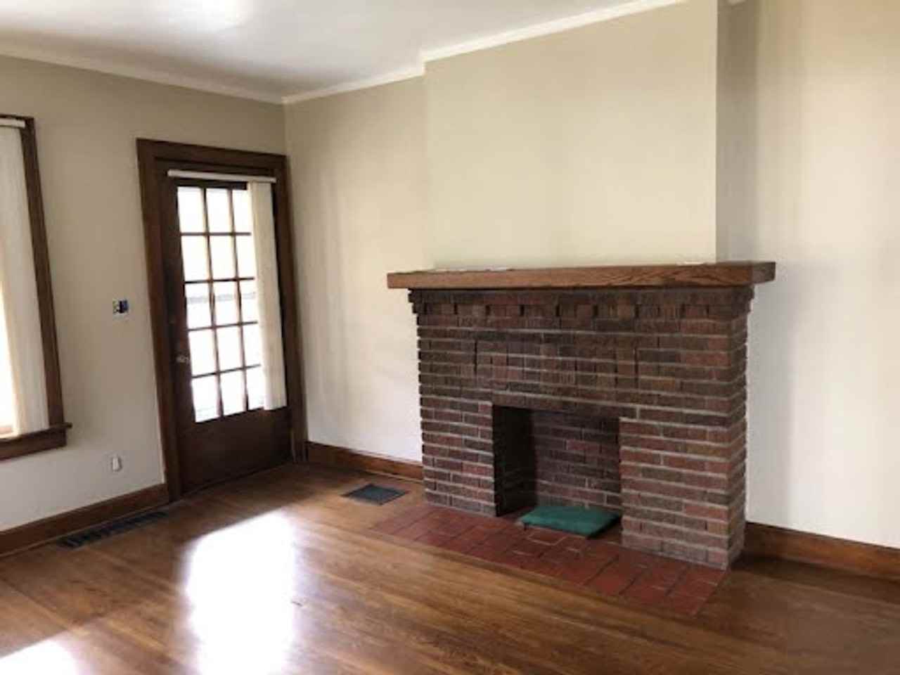 833 College Ave - Photo 4 of 10