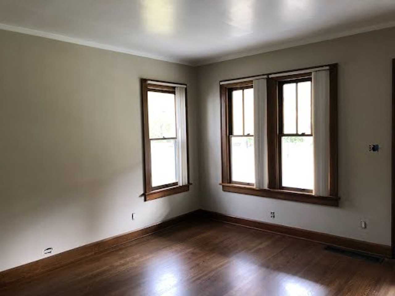 833 College Ave - Photo 5 of 10
