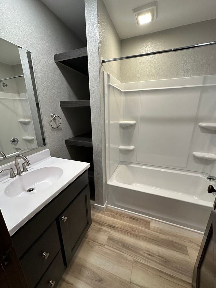 506 Middlebury St - Photo 2 of 2