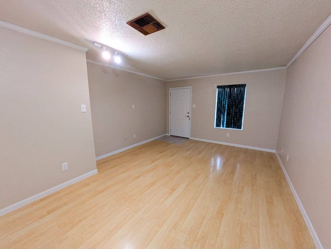 6255 Bedford Dr - Photo 3 of 15