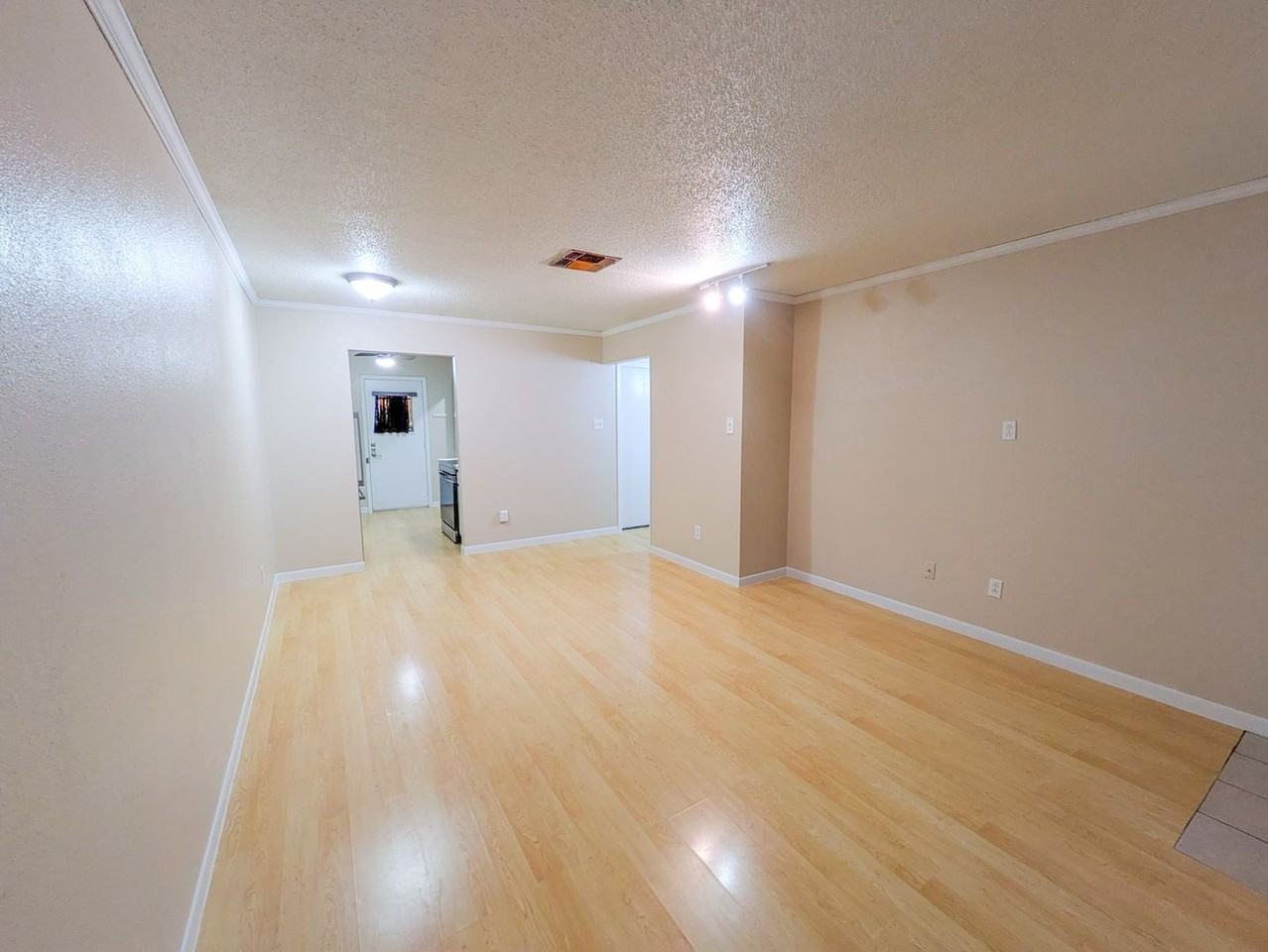 6255 Bedford Dr - Photo 4 of 15