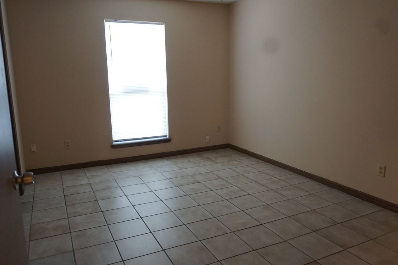 5558 Bennington Dr - Photo 5 of 11