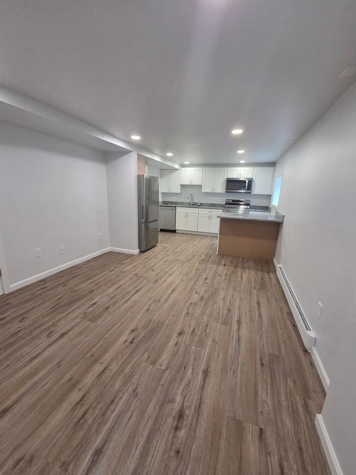 1733 8th St - Photo 2 of 5