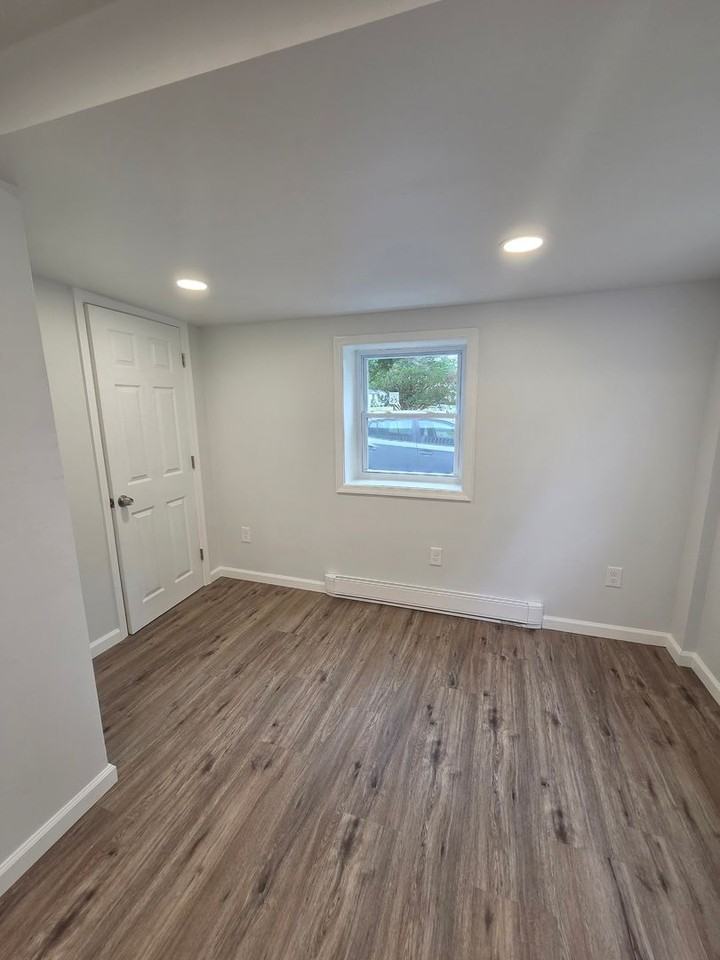 1733 8th St - Photo 4 of 5
