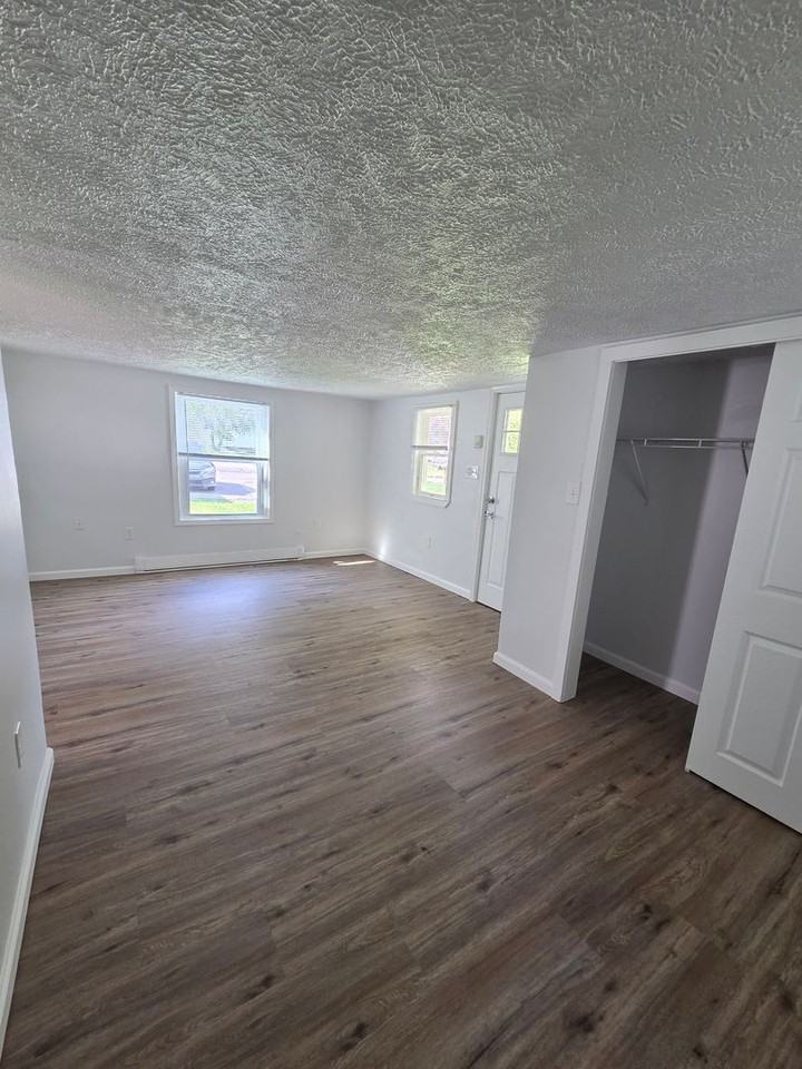 1735 8th St - Photo 3 of 9