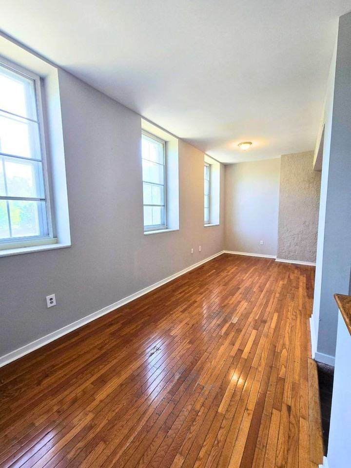 1323 W Fayette St - Photo 4 of 12