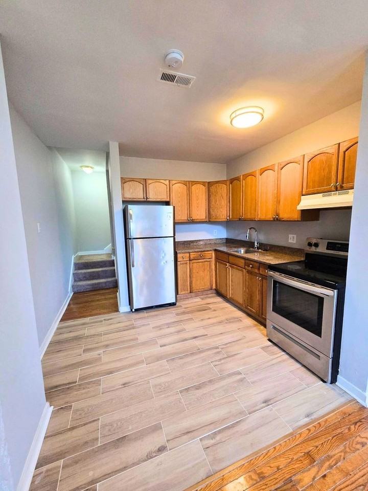 1323 W Fayette St - Photo 5 of 12